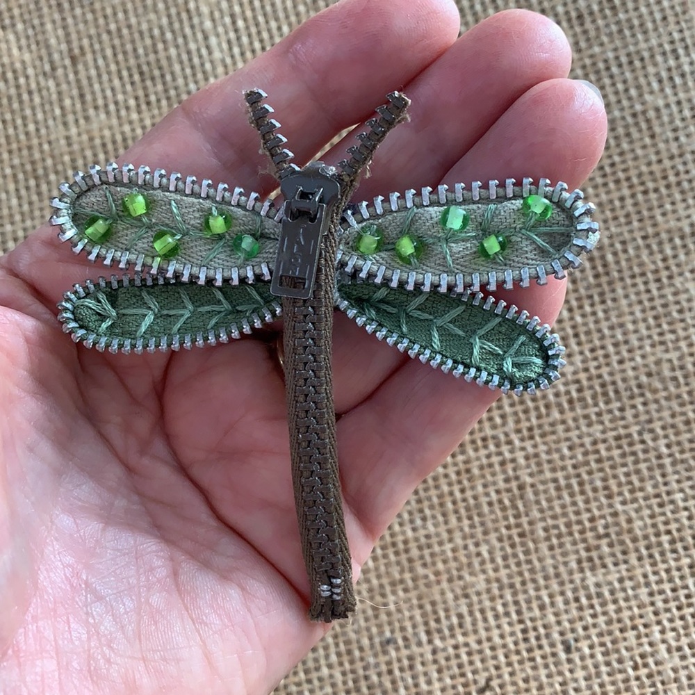 Brown Dragonfly Zipper Pin - Picture 5 of 5